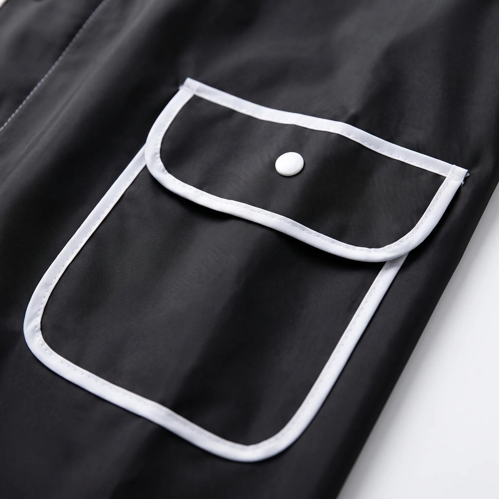 Langer schwarzer Regenmantel mit Kapuze, Kontrastpaspel und zwei Taschen mit Klappe – Ansicht 6