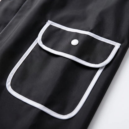 Langer schwarzer Regenmantel mit Kapuze, Kontrastpaspel und zwei Taschen mit Klappe – Ansicht 6