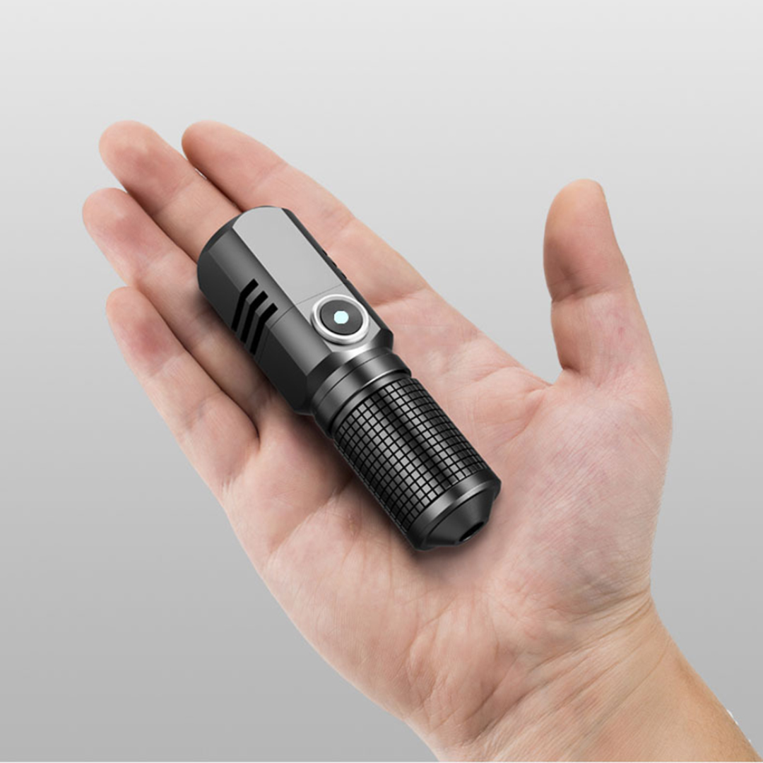 Mini LED Taschenlampe Wiederaufladbar – 10000 Lumen – USB-C & Zoomfunktion