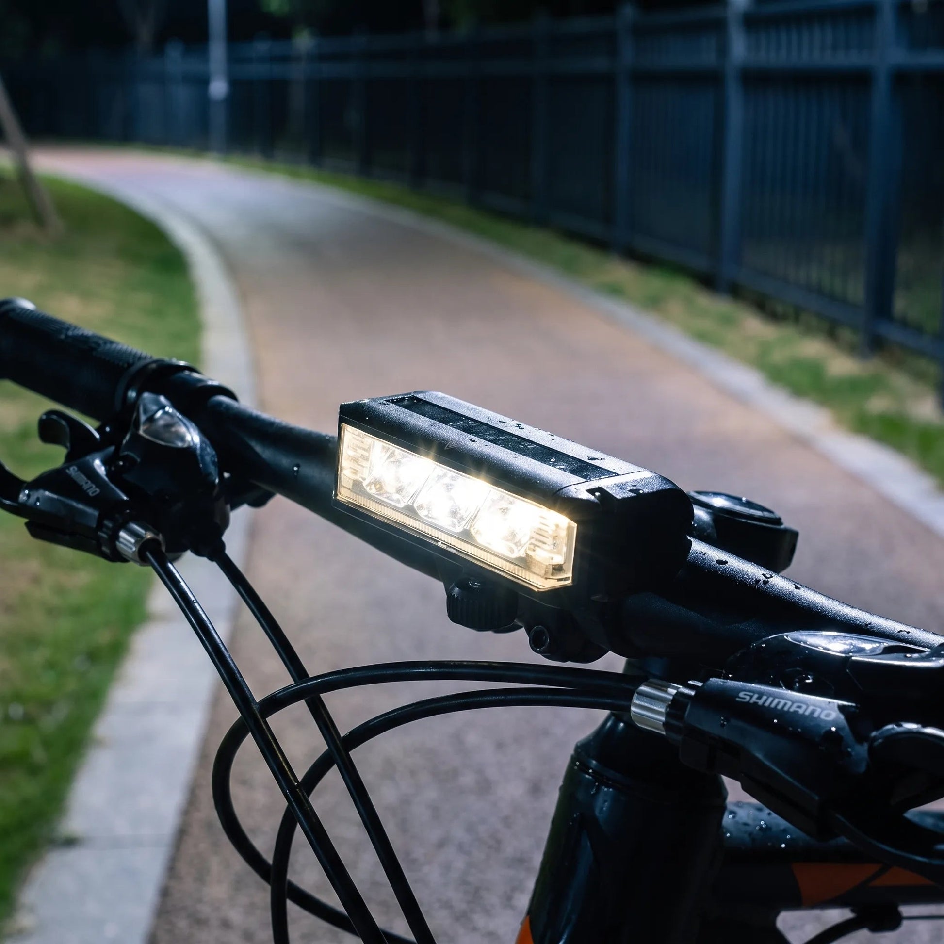LED-Fahrradlicht mit 170 Grad Flutlicht, USB-C-Anschluss und werkzeugloser Lenkerhalterung