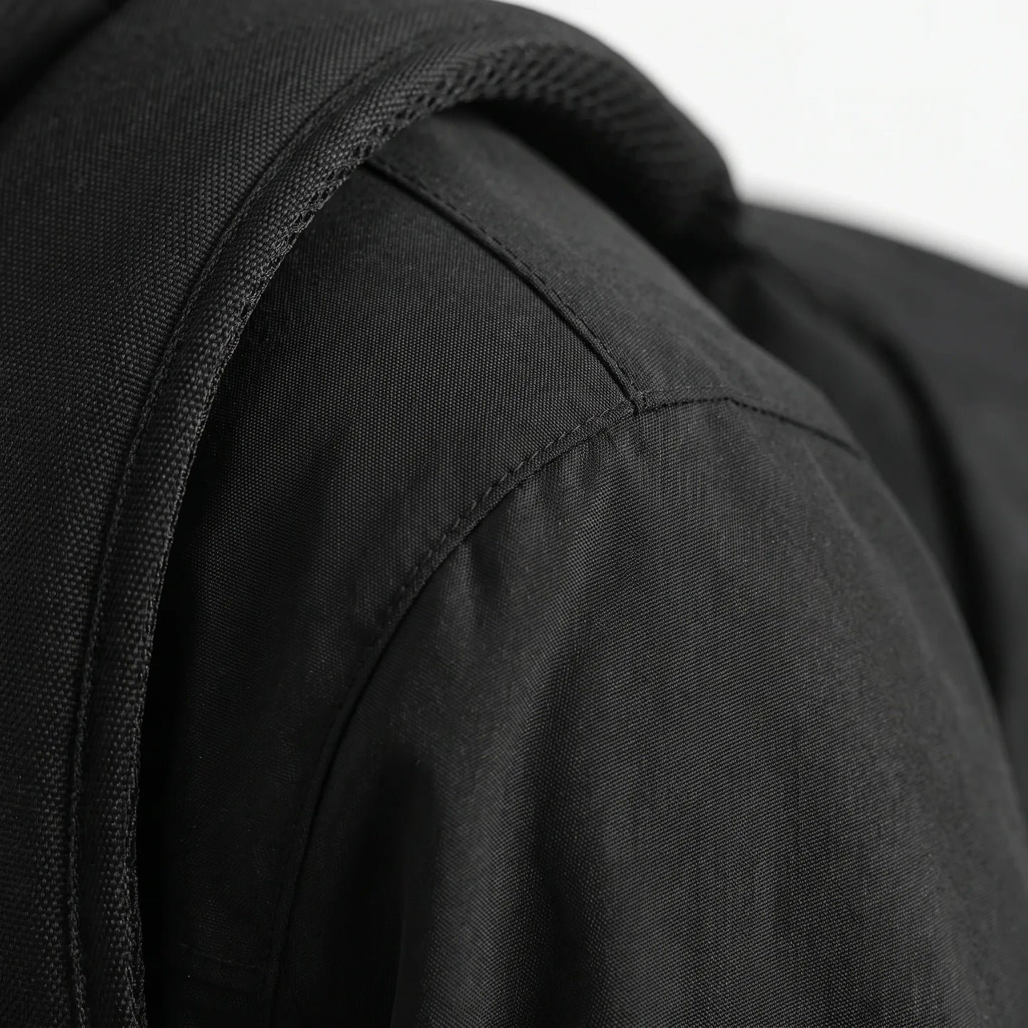 Wasserabweisende Outdoorjacke mit Kapuze und drei Reißverschlusstaschen – Ansicht 10