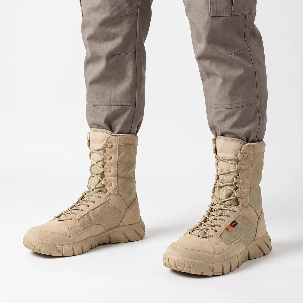 Leichte Wanderschuhe Herren in Sand von vorne mit Schnürung und Wildleder-Obermaterial