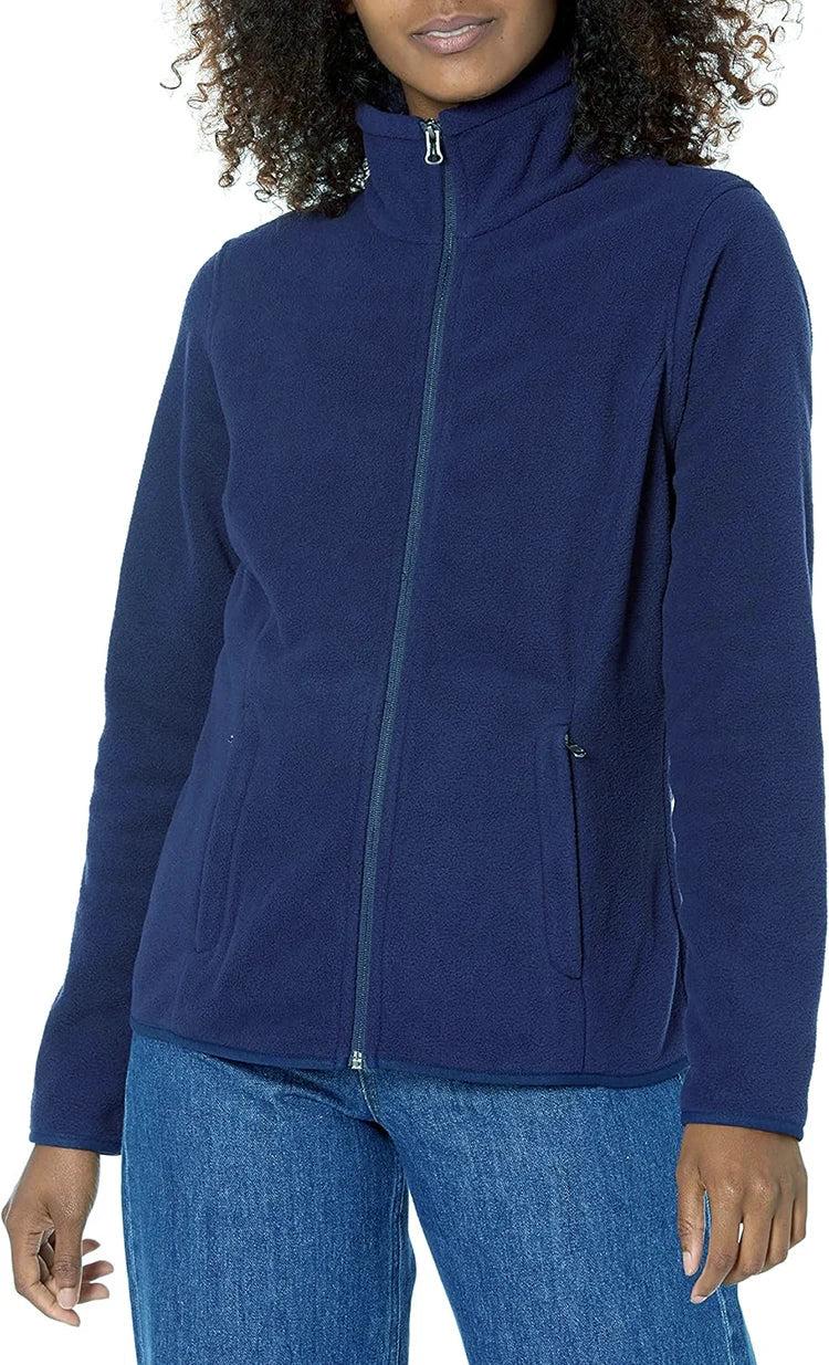 Marineblaue Damen-Fleecejacke von vorne getragen