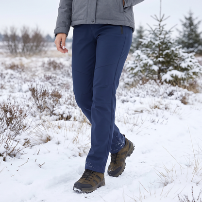 Thermohose Damen gefüttert in Marineblau beim Winterspaziergang durch die verschneite Heide