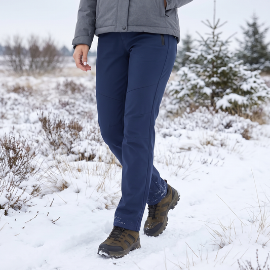 Thermohose Damen gefüttert in Marineblau beim Winterspaziergang durch die verschneite Heide