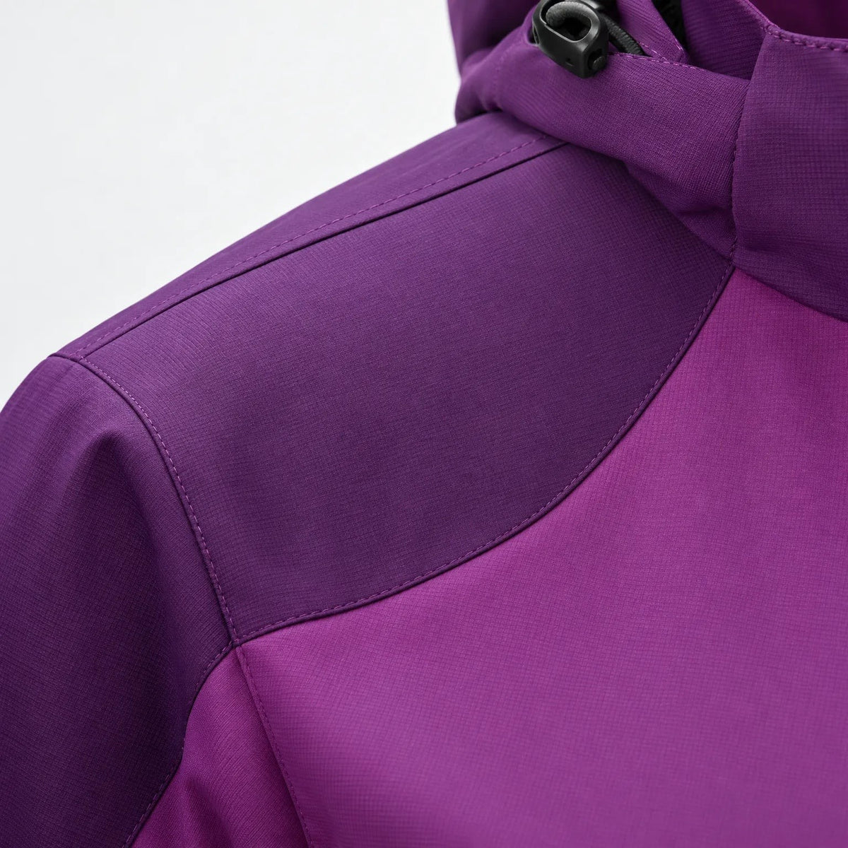 Detail der Schulternaht und des feinen Ripstop-Gewebes der Übergangsjacke Damen