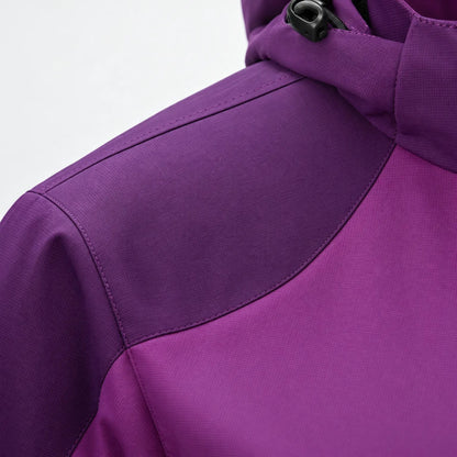 Detail der Schulternaht und des feinen Ripstop-Gewebes der Übergangsjacke Damen