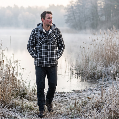 Flanelljacke Herren kariert mit Kapuze und Sherpa-Futter – im Winter getragen