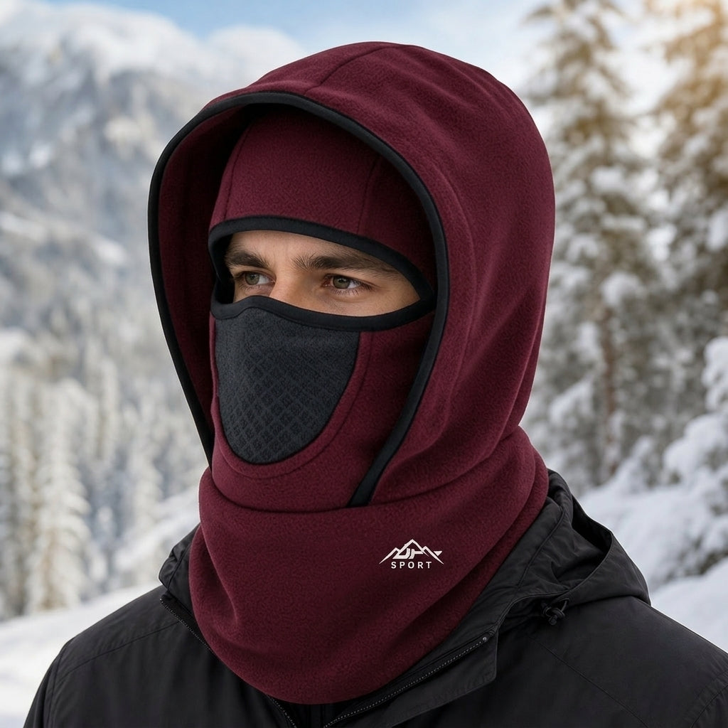 Model trägt die weinrote Fleece-Sturmhaube im Schnee