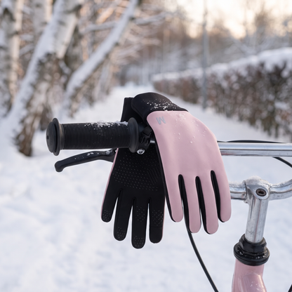 Kinderhandschuhe mit Silikongriff auf dem Lenker eines Kinderfahrrads im Schnee