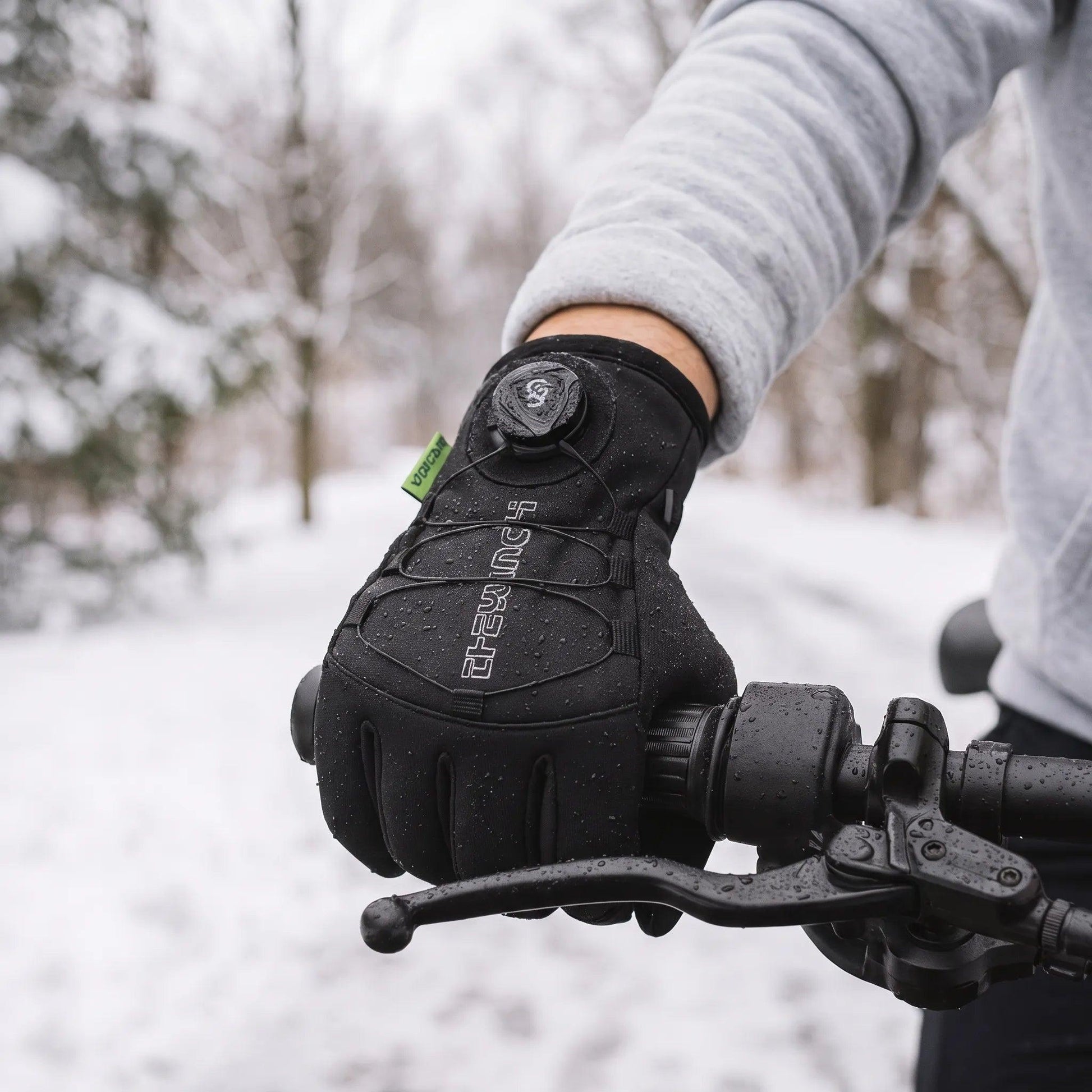 Fahrradhandschuh am Lenker im Winter
