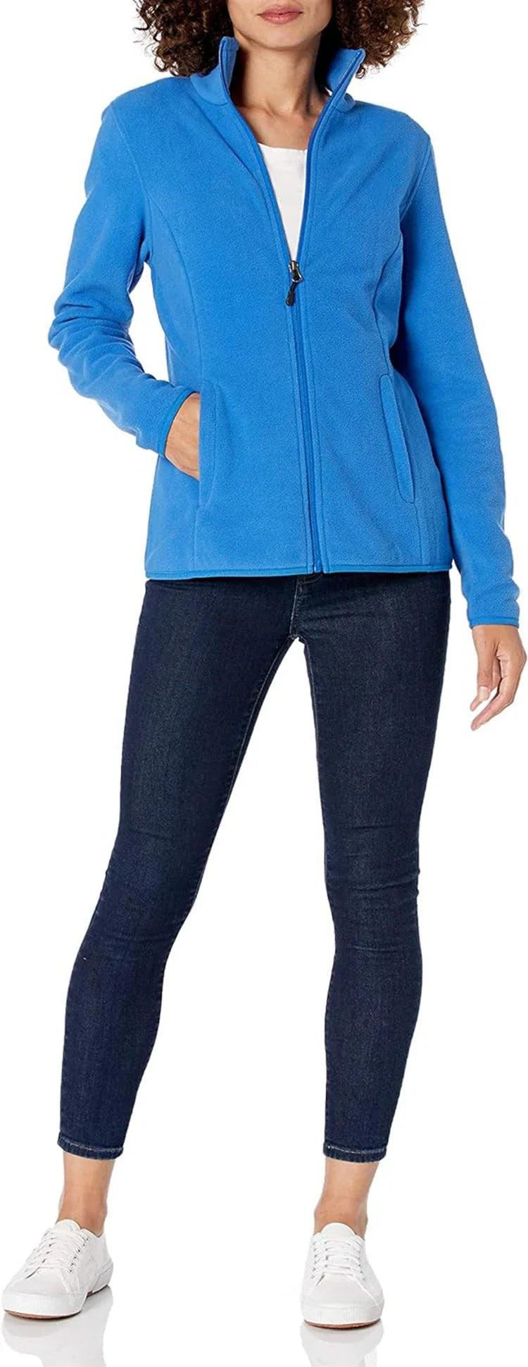 Blaue Damen-Fleecejacke in ganzer Länge getragen