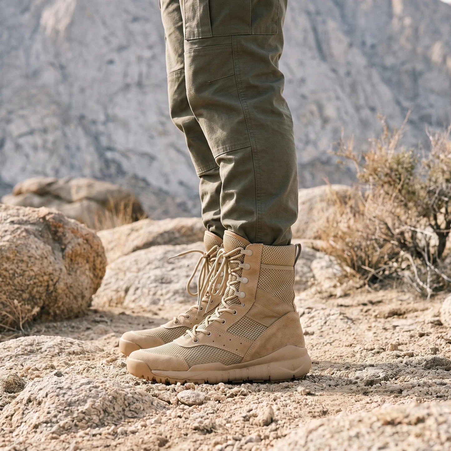 Taktische Stiefel in Khaki auf felsigem Untergrund getragen