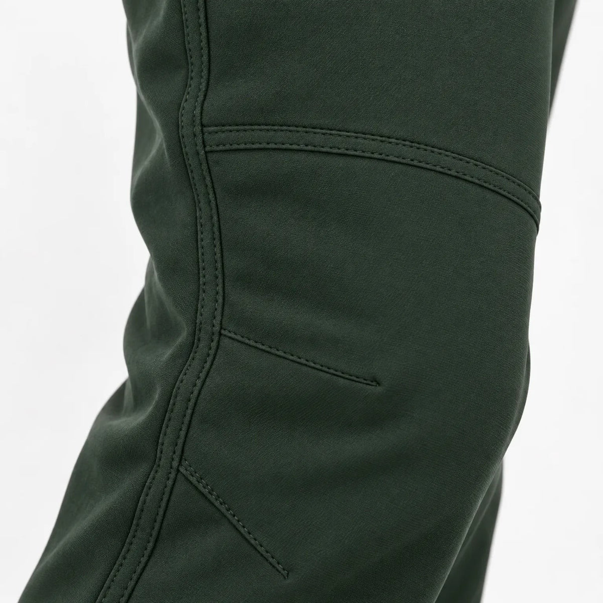 Nahaufnahme der verstärkten Kniepartie einer Wanderhose für Damen mit abgesteppten Nähten