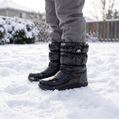 Gefütterte Winterschuhe für Kinder im Schnee getragen, Blick auf Schaft und Sohle