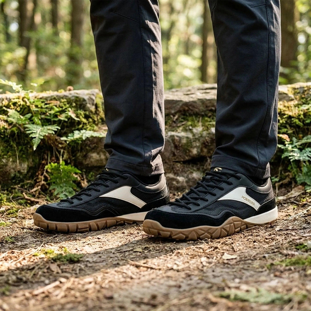 Wanderschuhe mit breiter Zehenbox auf einem Waldweg getragen