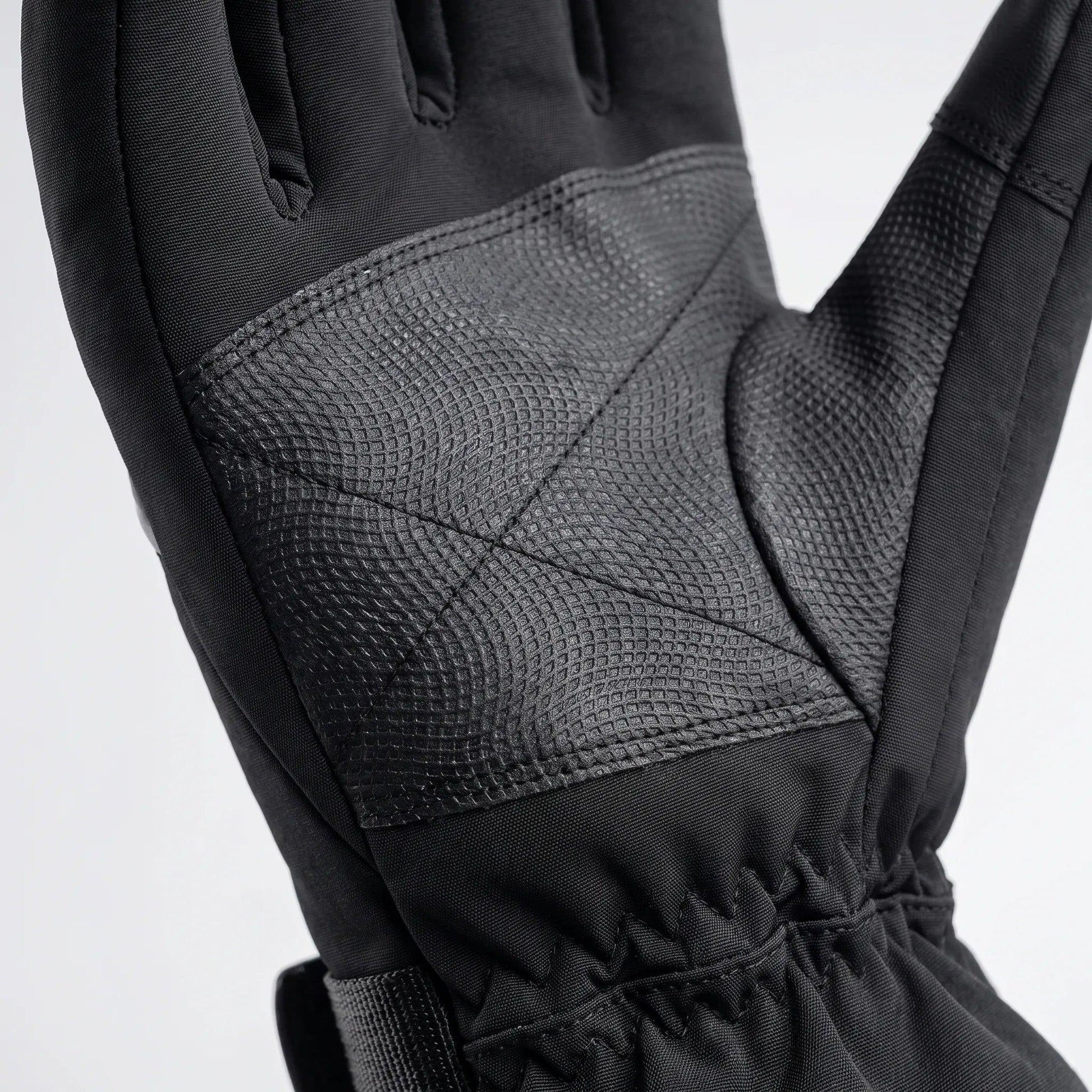 Nahaufnahme der Handfläche mit Grip-Struktur und langer Stulpe