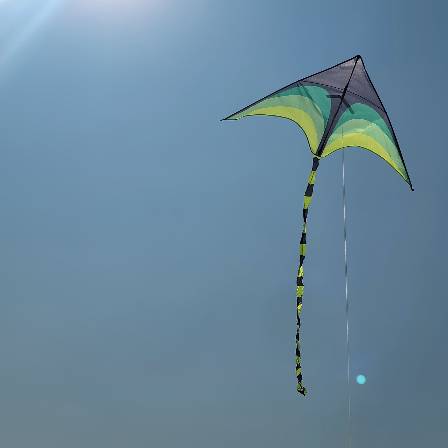 Flugdrachen Dreieck mit Schwanz - Einleiner für Anfänger