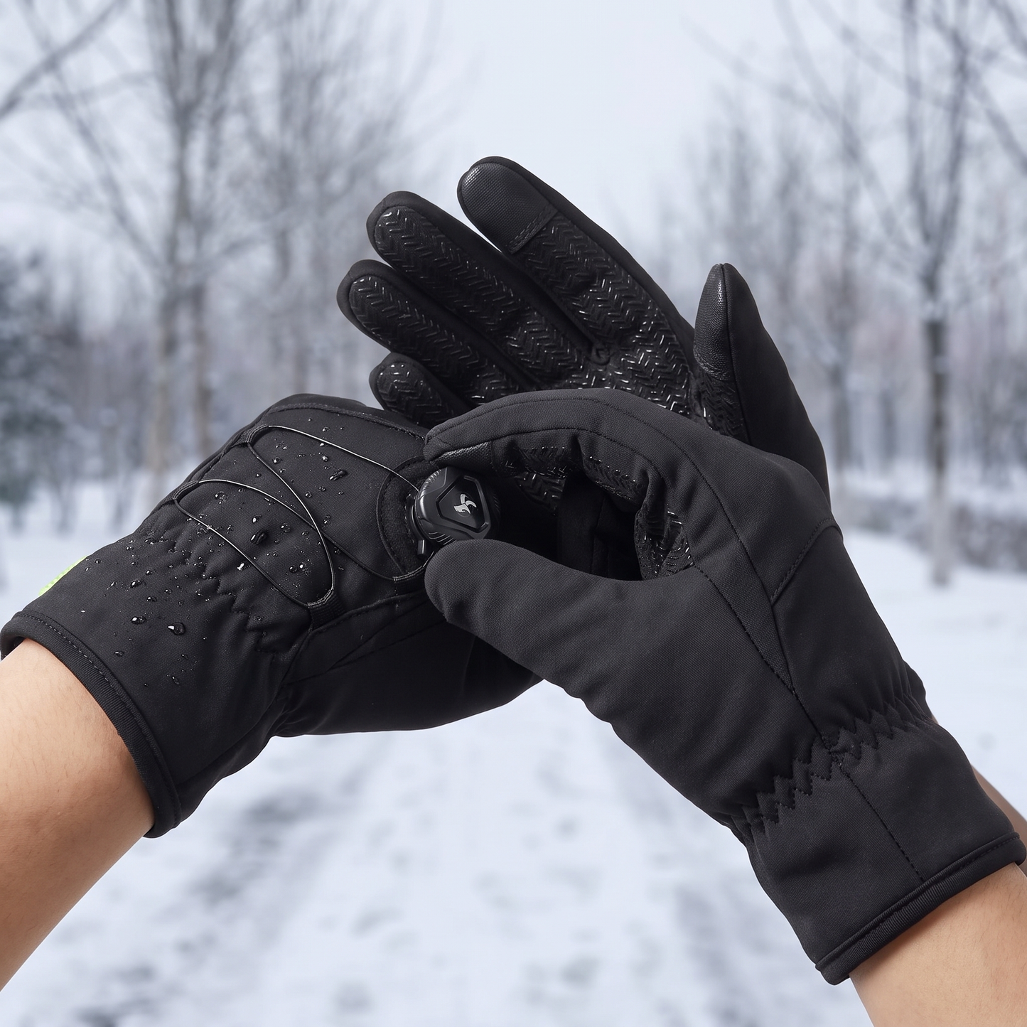 Das Drehrad am Handrücken wird mit der anderen Hand nachgezogen, im Schnee