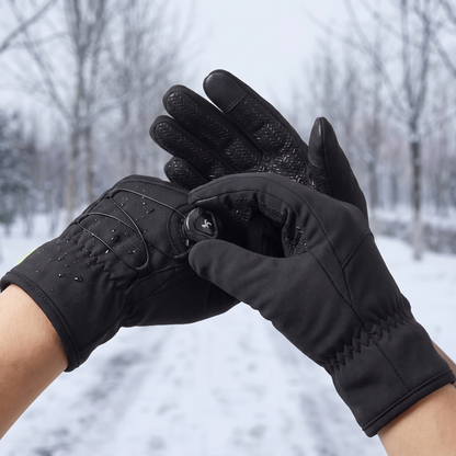 Das Drehrad am Handrücken wird mit der anderen Hand nachgezogen, im Schnee