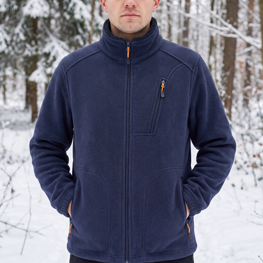 Mann trägt die marineblaue gefütterte Fleecejacke im verschneiten Wald