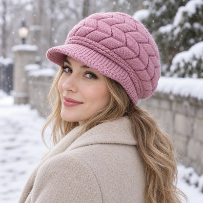 Gefütterte Strickmütze Damen in Altrosa beim Winterspaziergang im Schnee