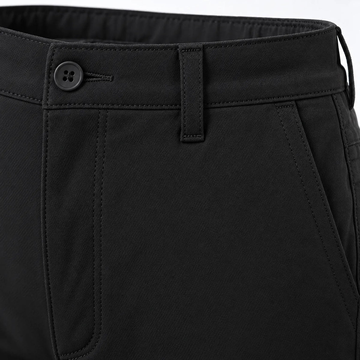 Nahaufnahme von Bund, Gürtelschlaufe und Knopfverschluss der Winterwanderhose für Damen