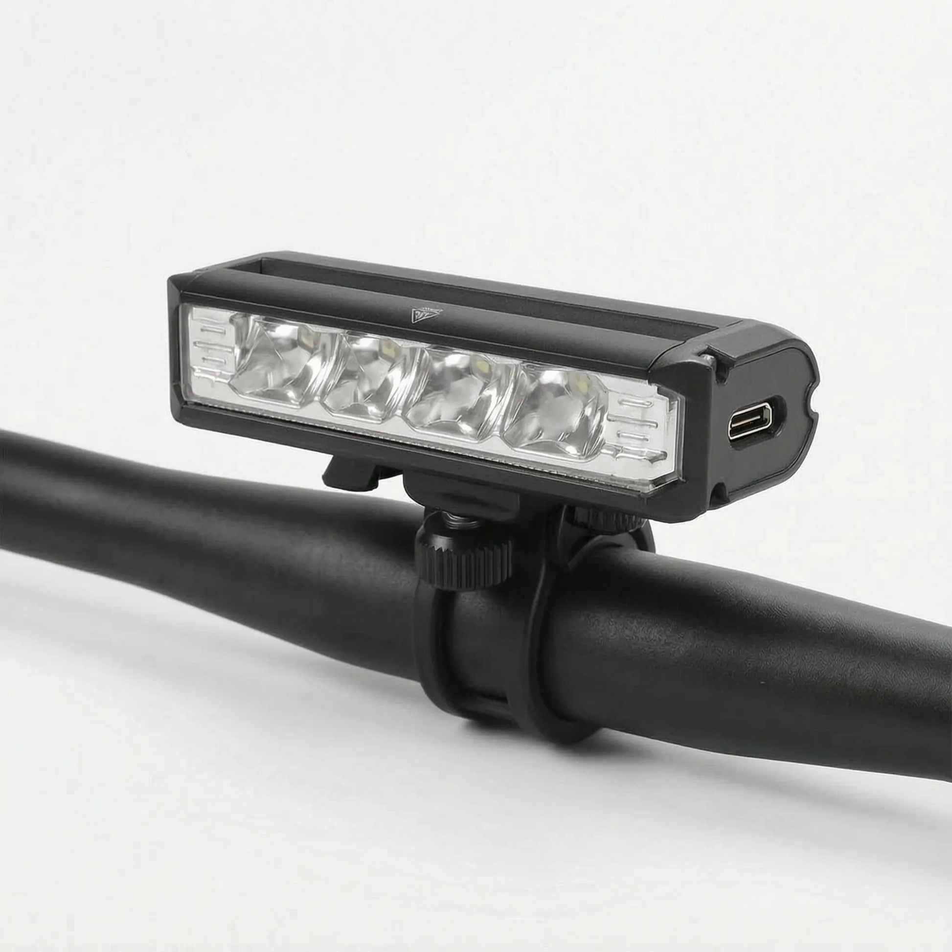 LED-Fahrradlicht mit 170 Grad Flutlicht, USB-C-Anschluss und werkzeugloser Lenkerhalterung – Ansicht 4