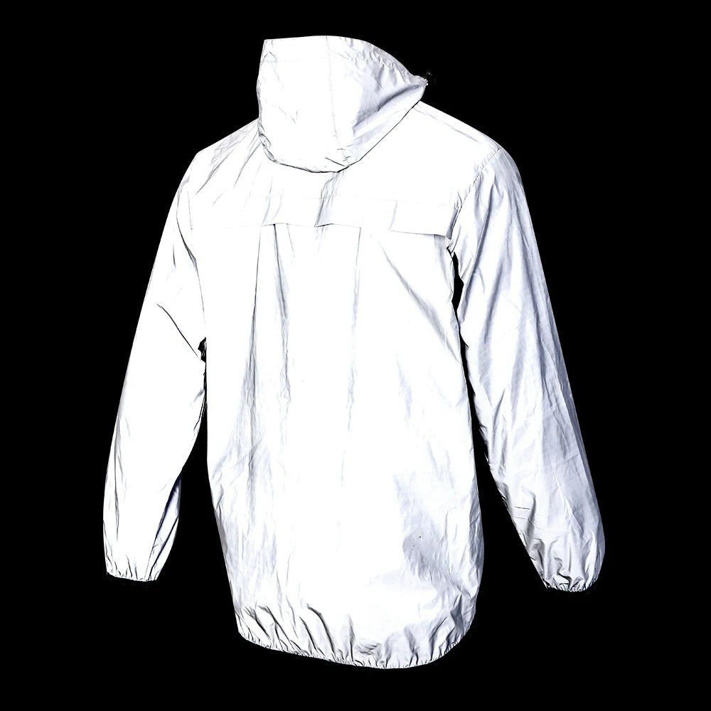 Rückansicht der reflektierenden Jacke für Herren mit Kapuze und elastischem Saum