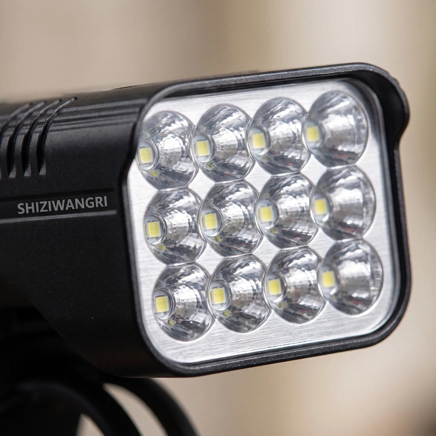 Fahrradlicht mit 12 LEDs, Digitalanzeige und 10.000-mAh-Akku mit Powerbank-Funktion – Ansicht 6