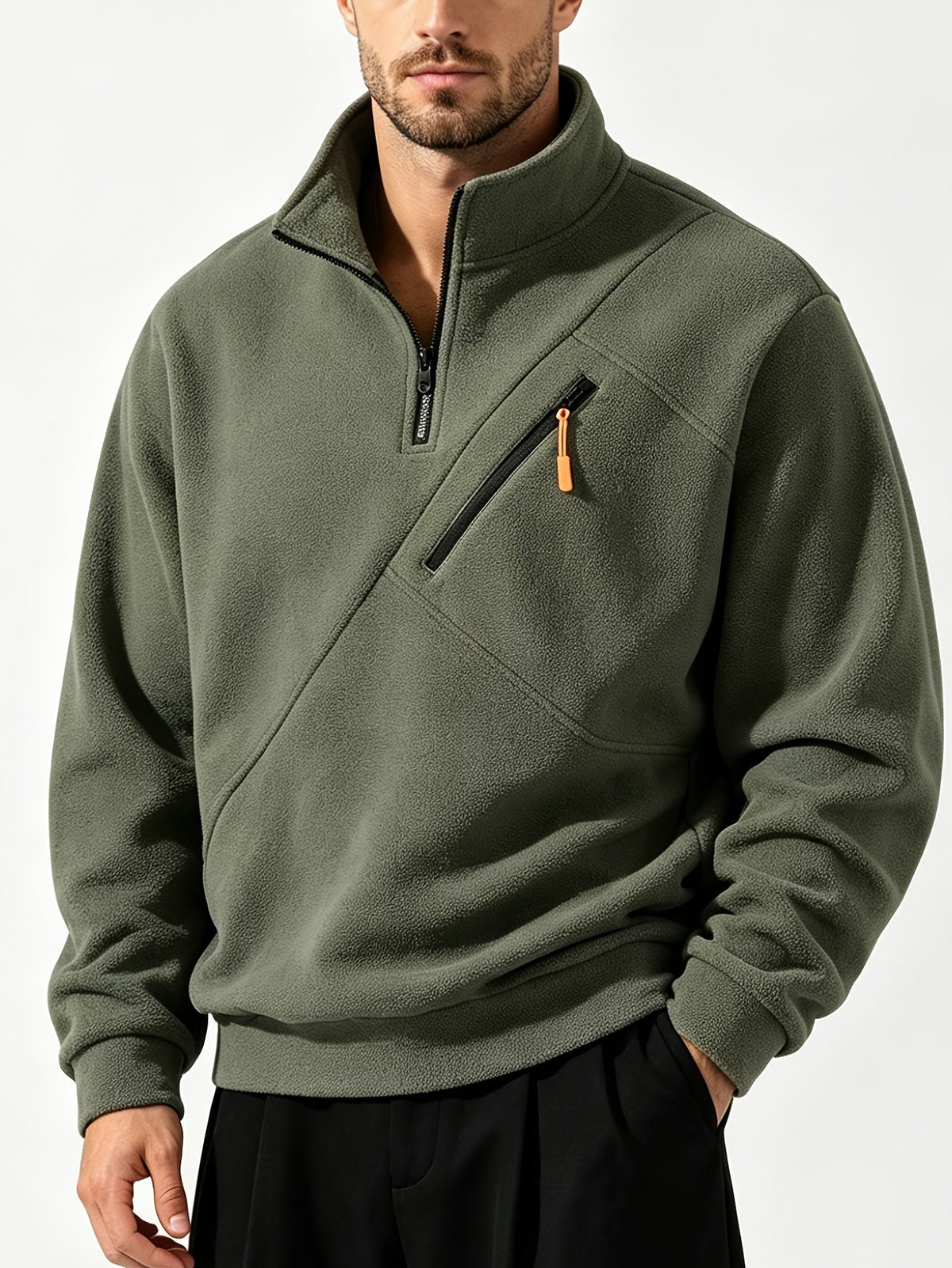 Olivgrüner Fleecepullover Herren mit Stehkragen, Half-Zip und schräger Brusttasche, Vorderansicht am Model