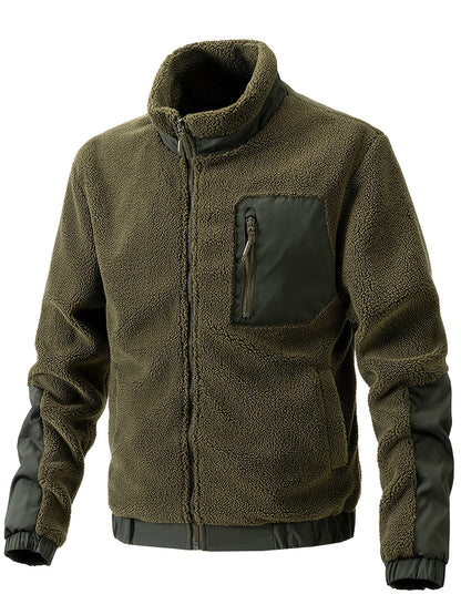 Olivgrüne Sherpajacke mit Stehkragen und Brusttasche von vorn