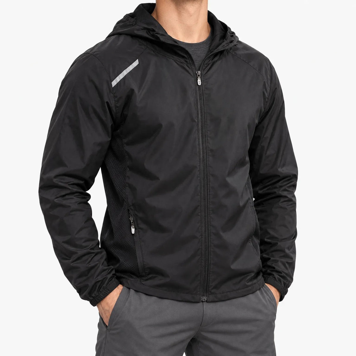Laufjacke Herren in Schwarz von vorne mit Kapuze und seitlichen Mesh-Einsätzen