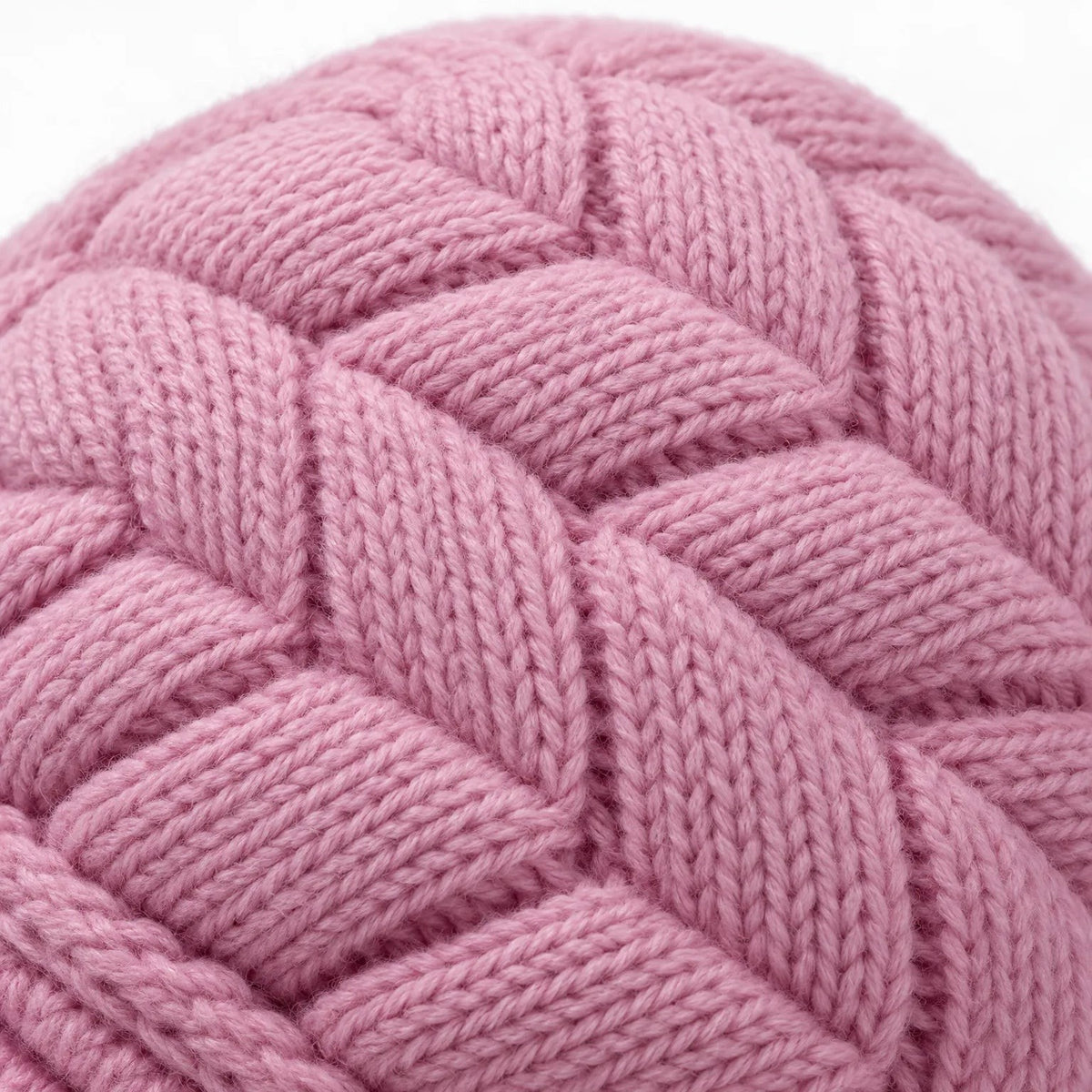 Detailaufnahme vom Zopfmuster der Strickmütze Damen
