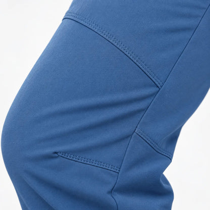 Detailaufnahme der Kniepartie einer Thermohose für Damen mit abgesteppten Bewegungsnähten