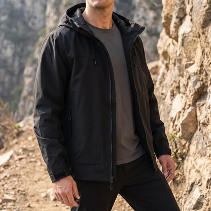 Wasserabweisende Outdoorjacke mit Kapuze und drei Reißverschlusstaschen