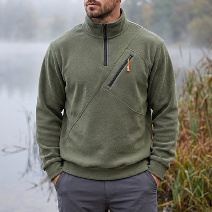 Fleecepullover Herren Olivgrün mit Half-Zip und Stehkragen am nebligen Seeufer getragen