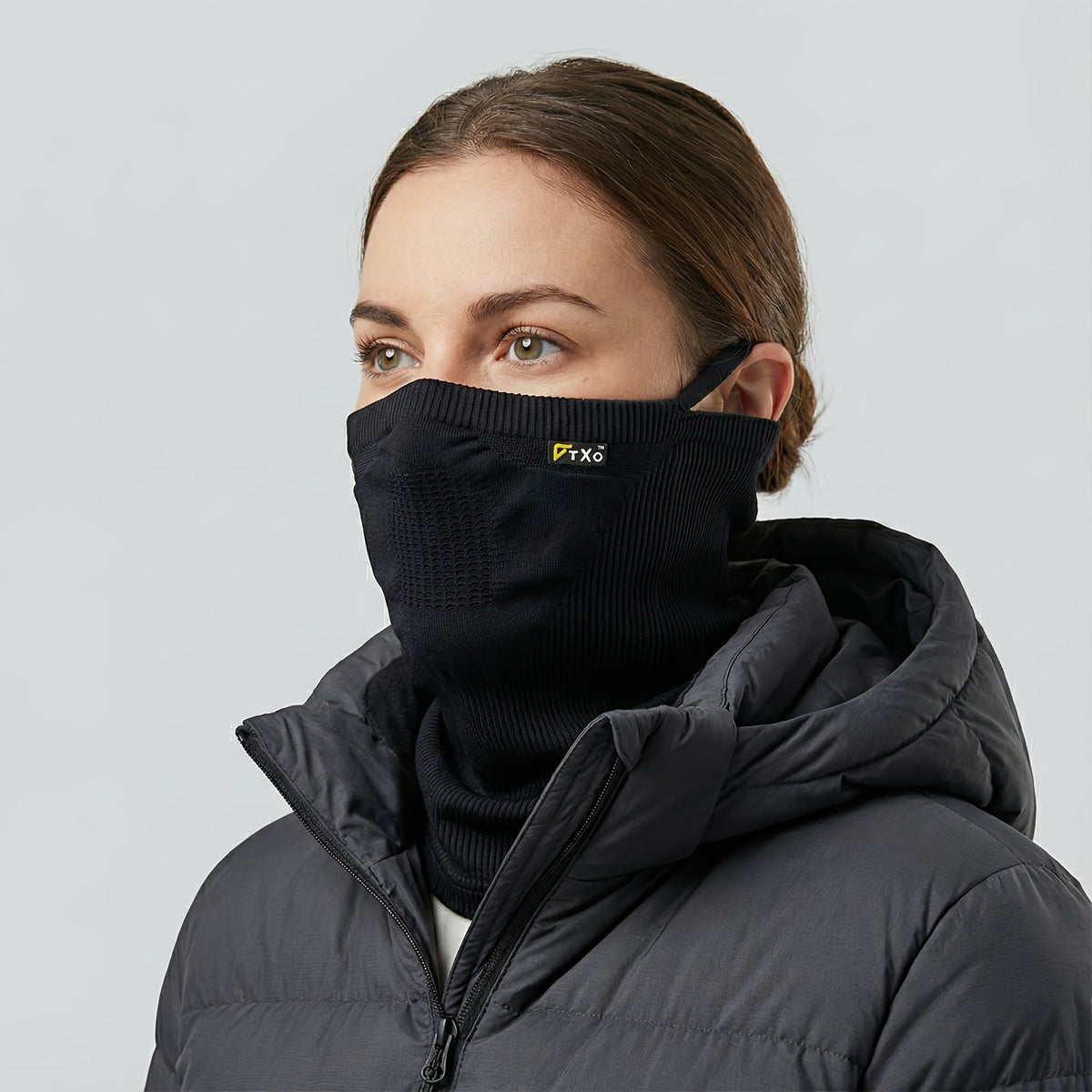 Frau trägt den schwarzen Schlauchschal am Hals zur Steppjacke
