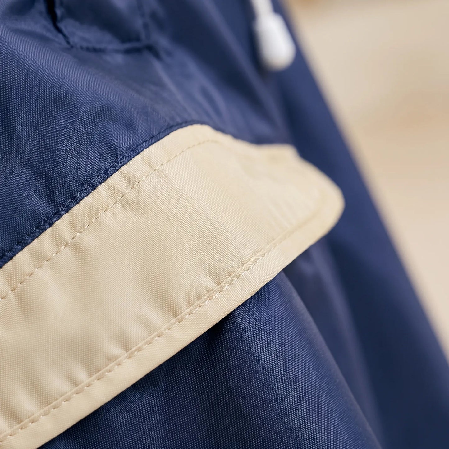 Regenponcho für Kinder mit Kapuze und weitem Cape-Schnitt für den Schulranzen – Ansicht 4