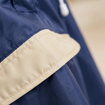 Regenponcho für Kinder mit Kapuze und weitem Cape-Schnitt für den Schulranzen – Ansicht 4