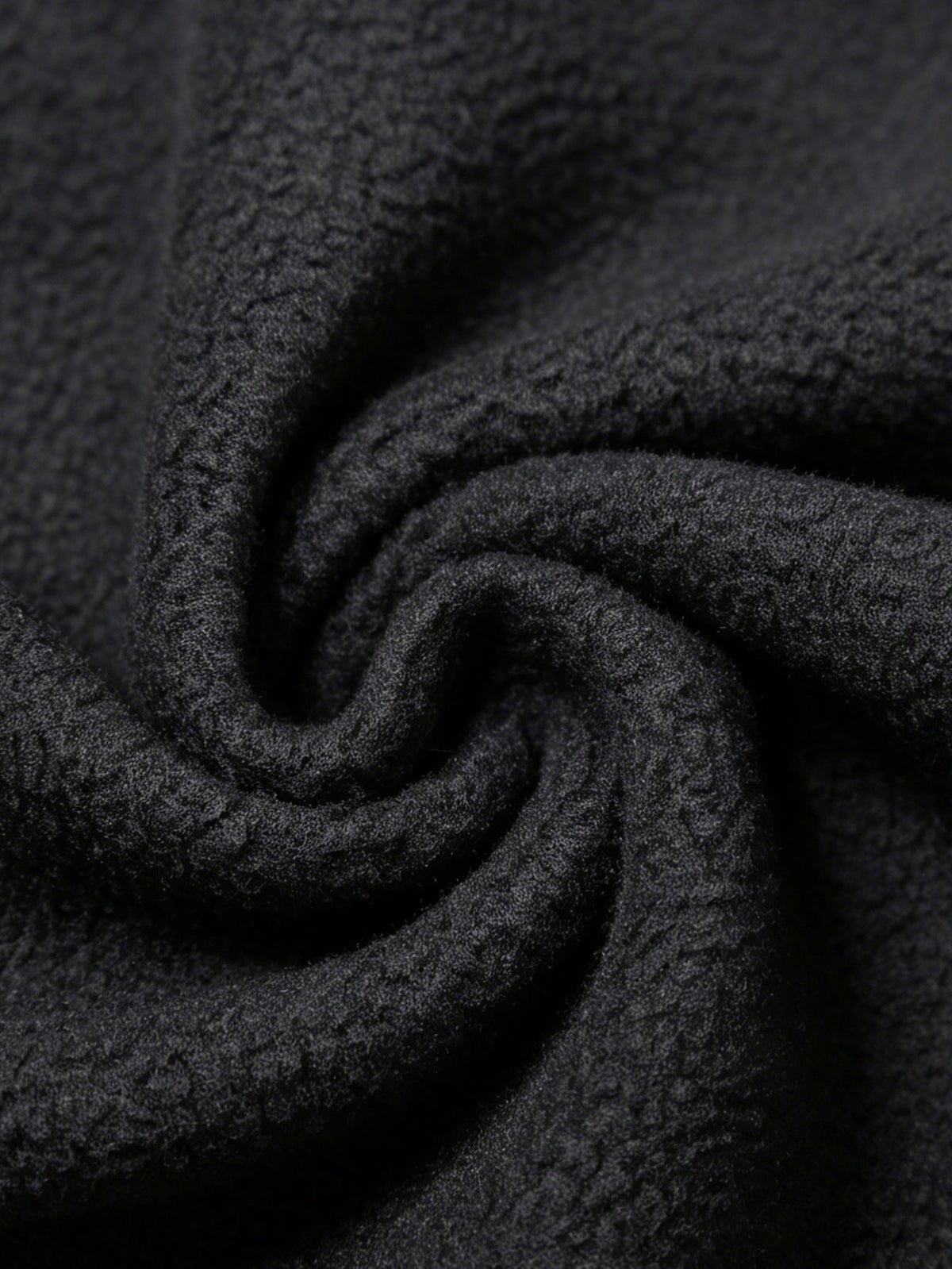 Nahaufnahme des weichen Fleece-Materials in Schwarz