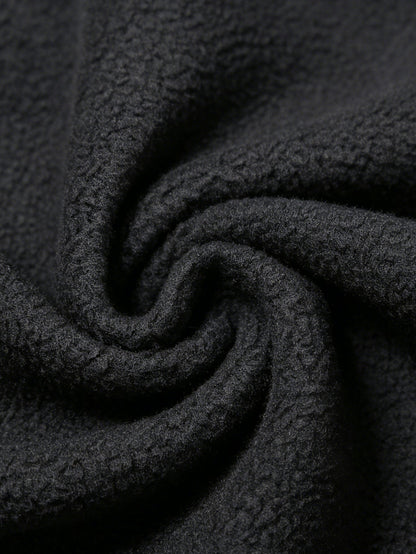 Nahaufnahme des weichen Fleece-Materials in Schwarz