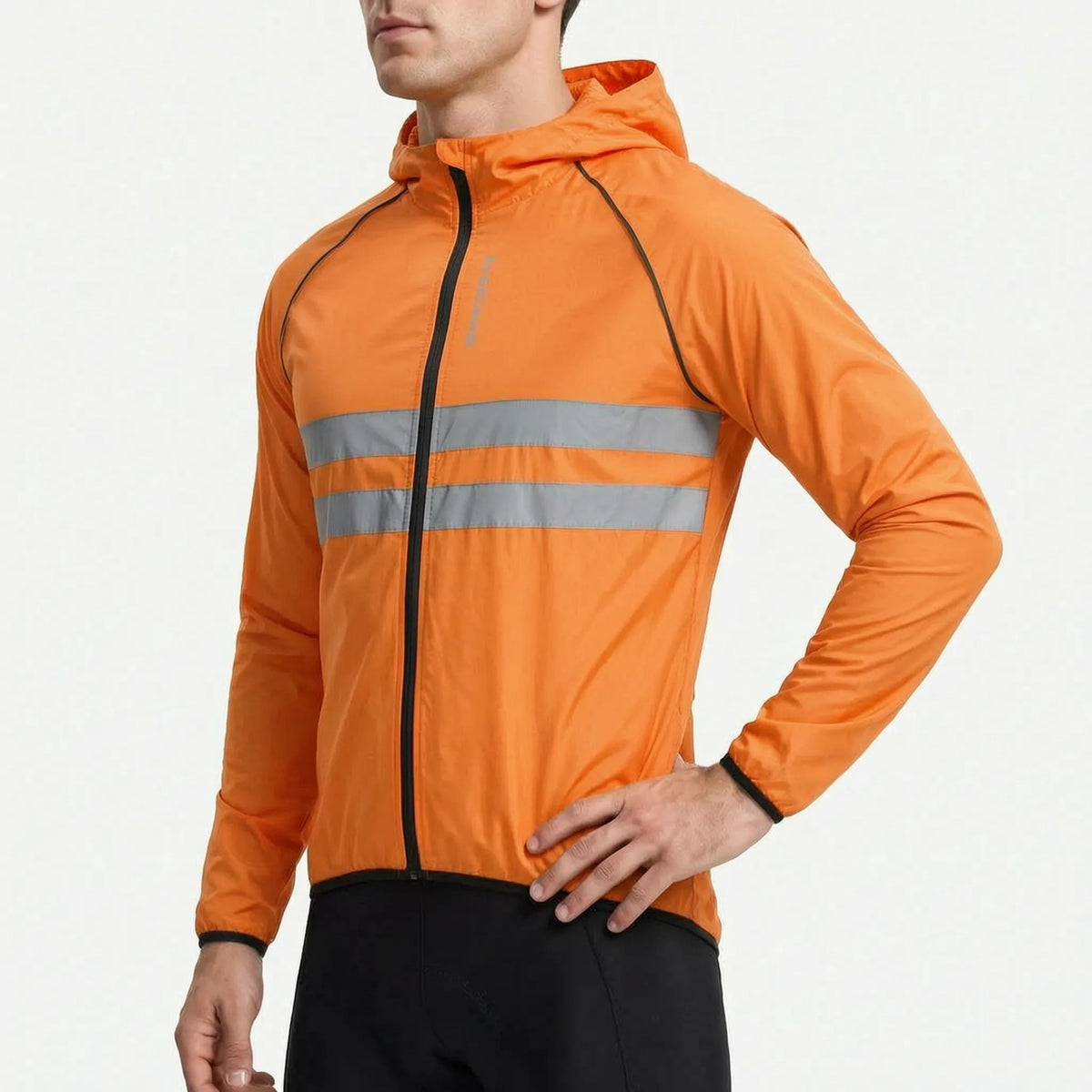 Orange Fahrradjacke für Herren von vorne mit zwei reflektierenden Streifen und Kapuze