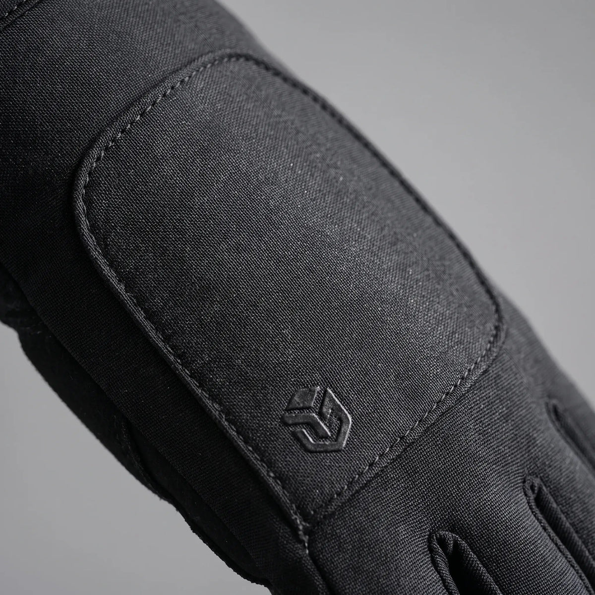 Schwarze Fahrradhandschuhe mit Drehverschluss am Handgelenk und Silikongriff auf der Handfläche – Ansicht 6