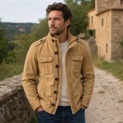 Leichte Übergangsjacke Herren in Khaki beim Spaziergang im Freien