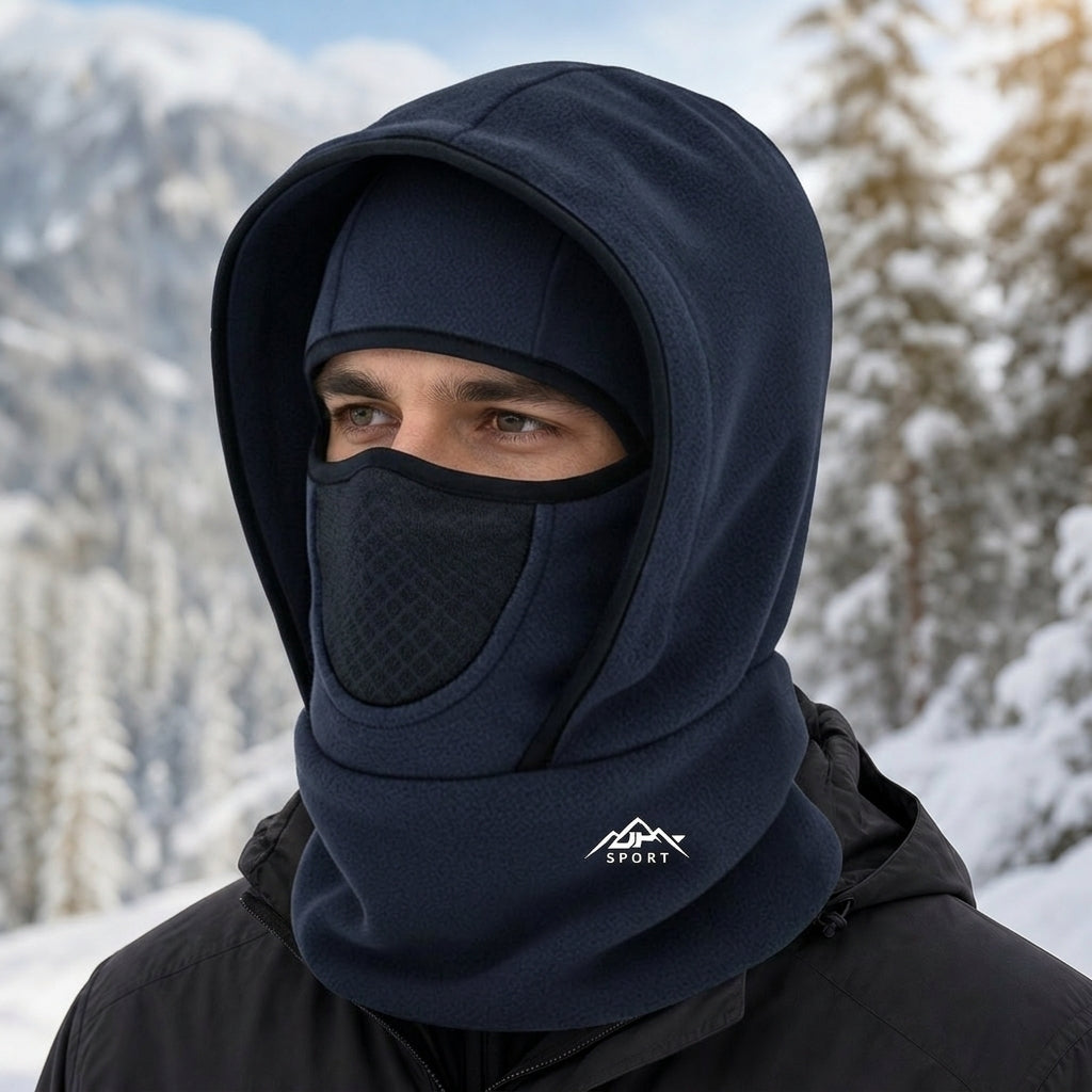 Model trägt die dunkelblaue Fleece-Sturmhaube im Schnee