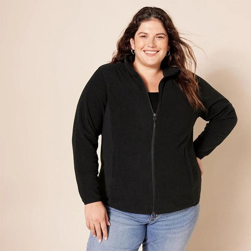 Schwarze Damen-Fleecejacke in einer größeren Größe getragen