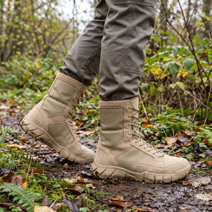 Wanderschuhe Herren in Sand auf einem nassen Waldweg im Herbst getragen