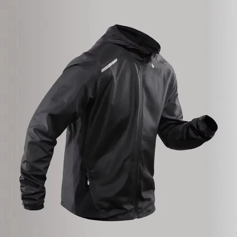 Leichte Laufjacke Herren in Schwarz in der Seitenansicht mit Reißverschlusstaschen