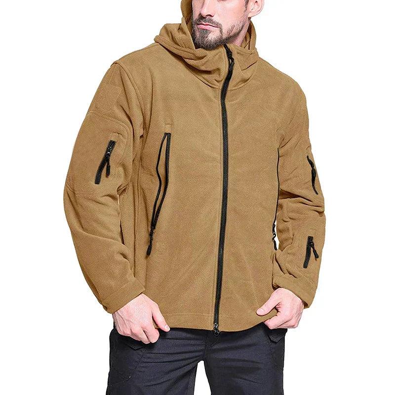 Mann trägt die taktische Fleecejacke in Coyote
